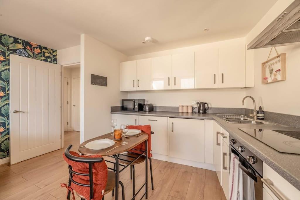 Apartment Chic 1br Near Castle