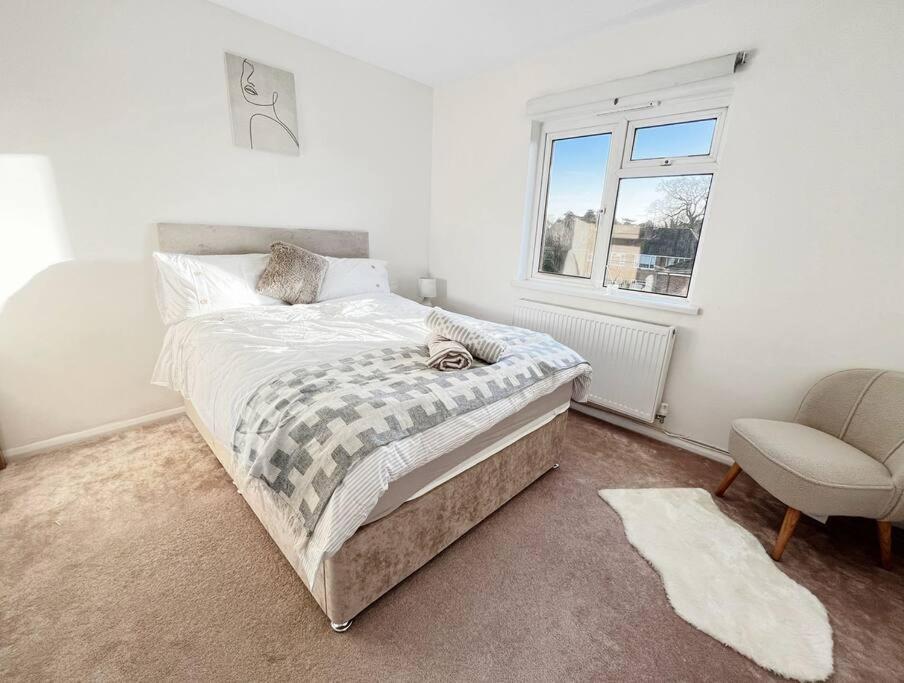 New Stylish 2-bed Retreat In * Windsor