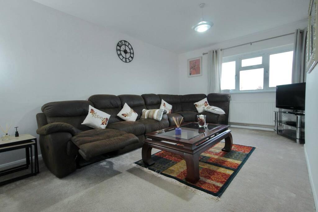New Stylish 2-bed Retreat In Apartment Windsor