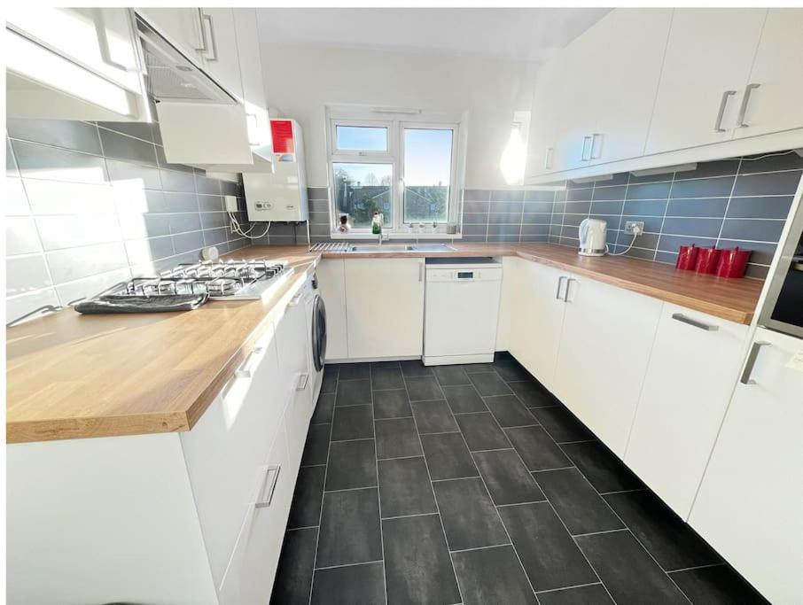 New Stylish 2-bed Retreat In Windsor