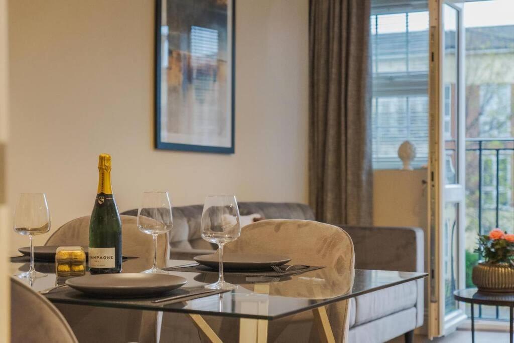 Apartment Modern 2 Bed - Allocated Parking