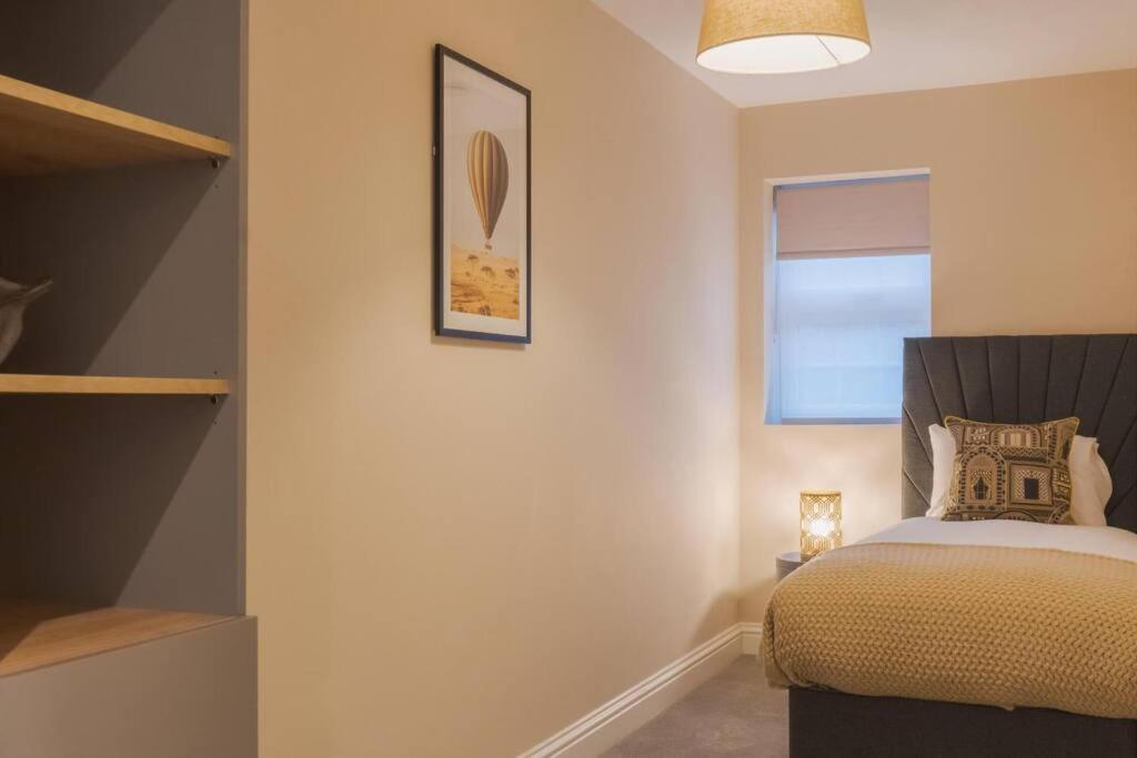 Modern 2 Bed - Allocated Parking Apartment Windsor