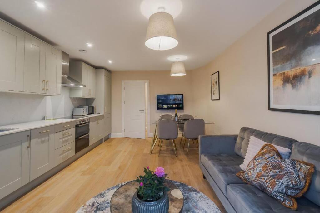 Modern 2 Bed - Allocated Parking Apartment