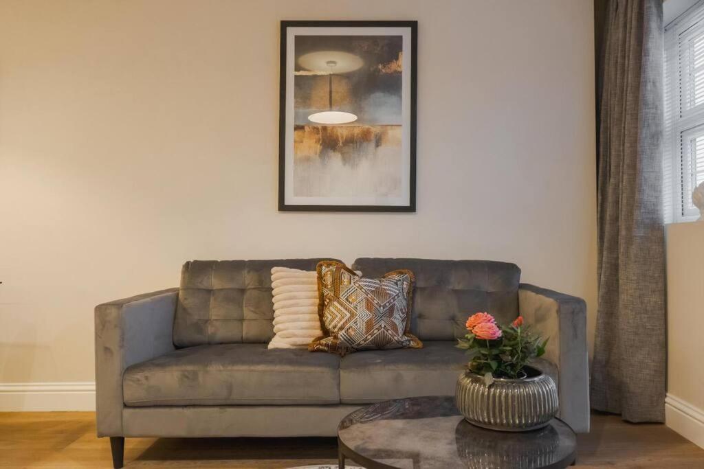 Modern 2 Bed - Allocated Parking Apartment