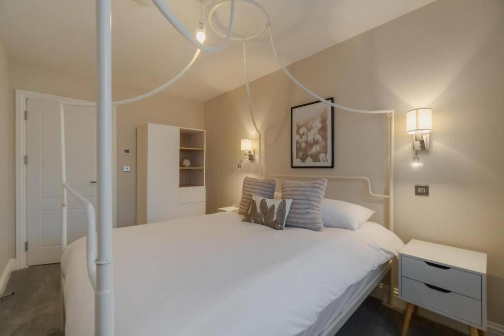 Stylish 2 Bed 2 Bath - Allocated Parking * Windsor