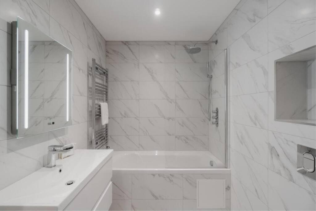 Apartment Stylish 2 Bed 2 Bath - Allocated Parking