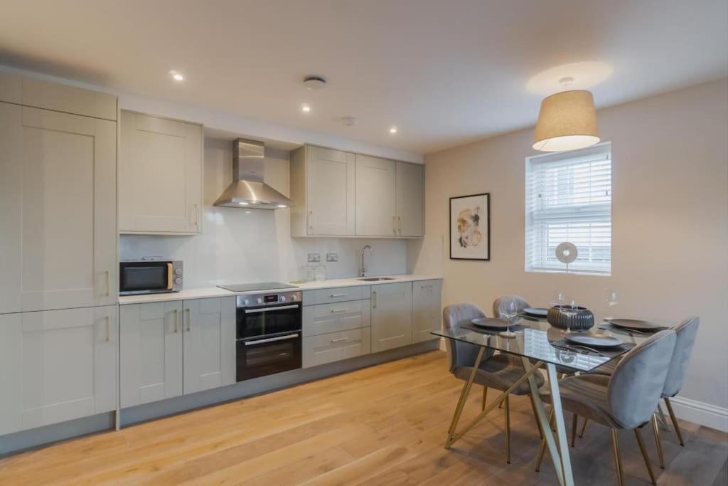 Stylish 2 Bed 2 Bath - Allocated Parking Windsor