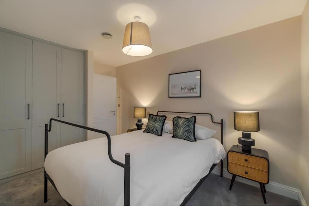 Apartment Stylish 2 Bed 2 Bath - Allocated Parking Windsor