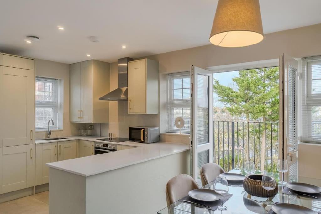 Chic 2 Bed Flat - Balcony - Allocated Parking * Windsor