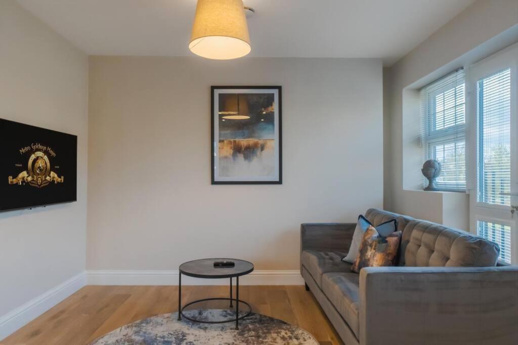 Chic 2 Bed Flat - Balcony - Allocated Parking Apartment