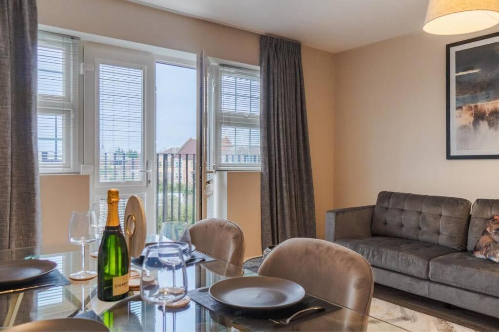 Castle Views - 2 Bed 2 Bath - Free Parking *