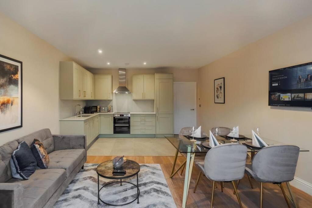 Apartment Castle Views - 2 Bed 2 Bath - Free Parking *