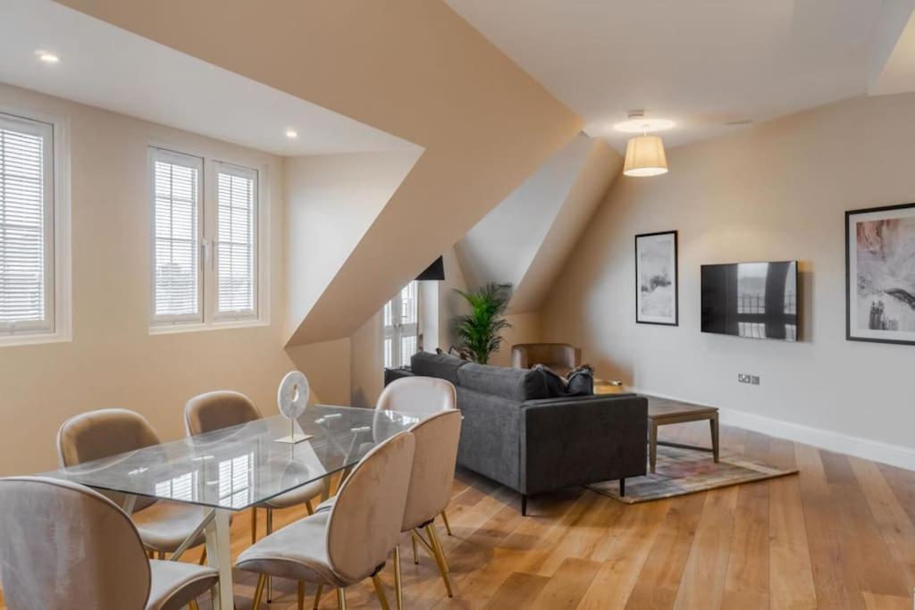 Spacious Luxury Penthouse, 2br, Private Parking Apartamento *