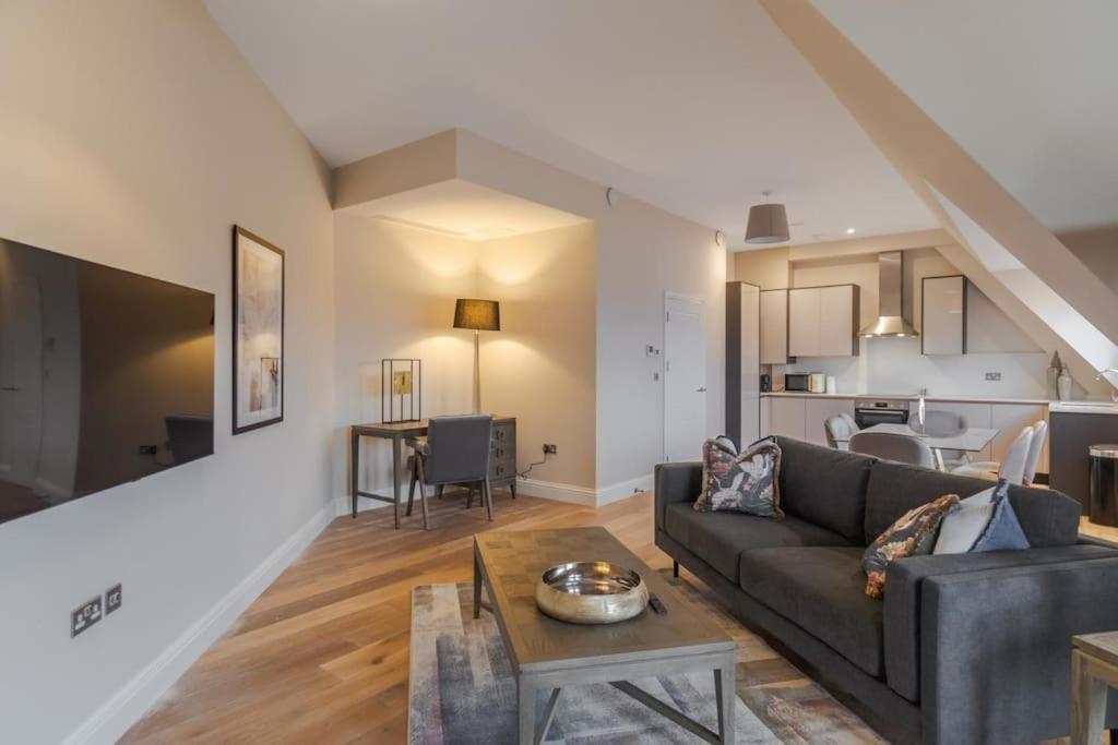 Spacious Luxury Penthouse, 2br, Private Parking Apartamento