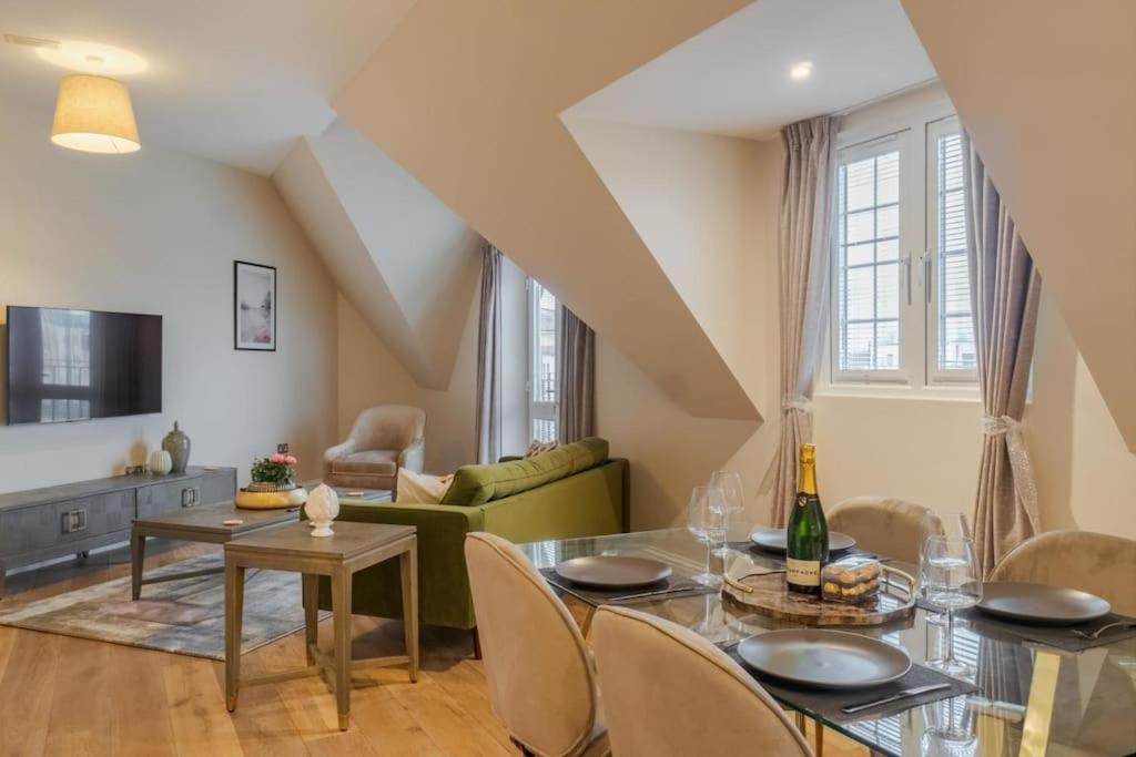 Luxury Penthouse - Castle Views - 2 Bed & Parking Apartment *