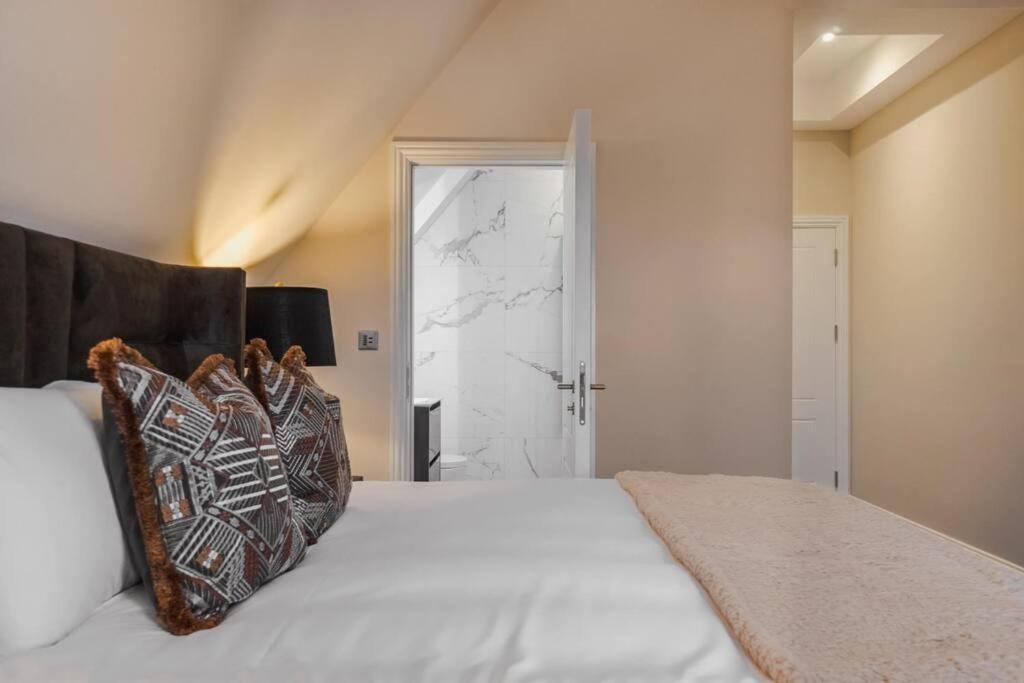 Luxury Penthouse - Castle Views - 2 Bed & Parking Apartment *