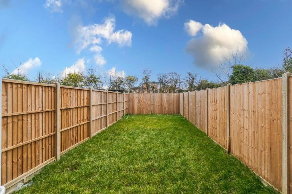 Holiday home 3br Retreat, Allocated Parking, Private Garden