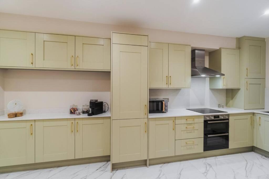 Holiday home 3br Retreat, Allocated Parking, Private Garden