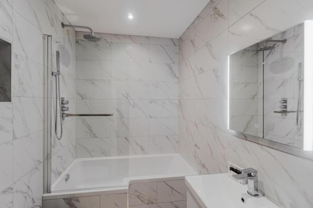 3br Retreat, Allocated Parking, Private Garden Windsor