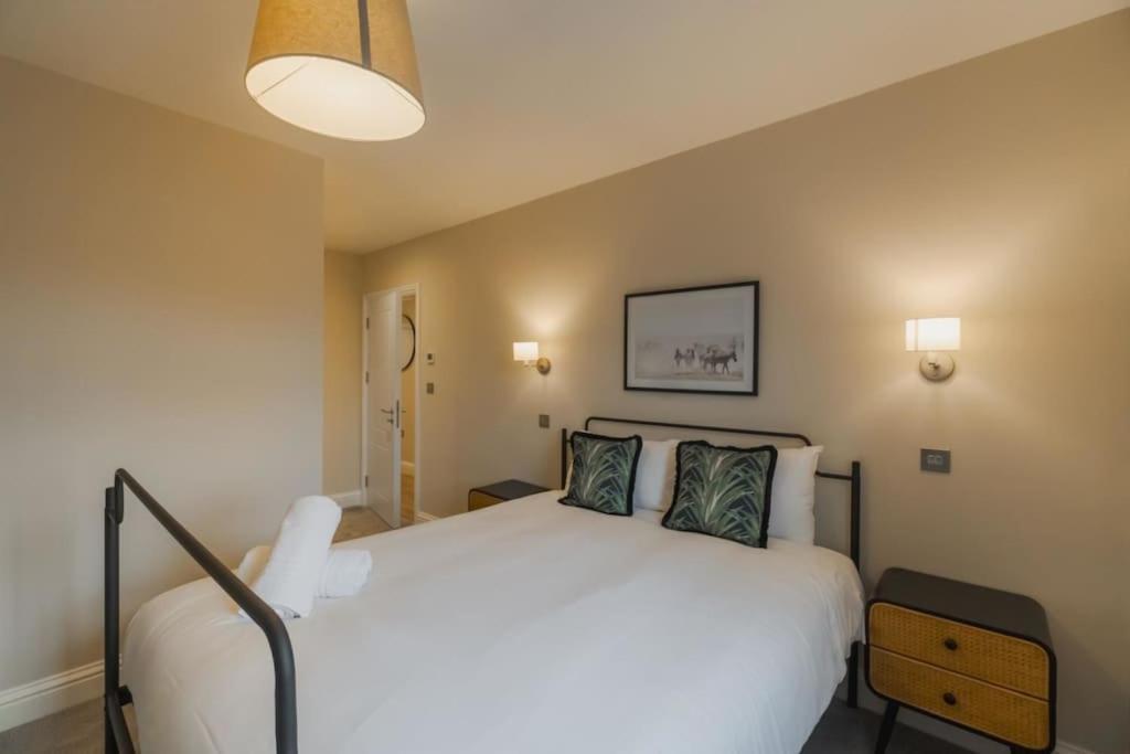 Stylish Getaway W/ Balcony - Free Parking *