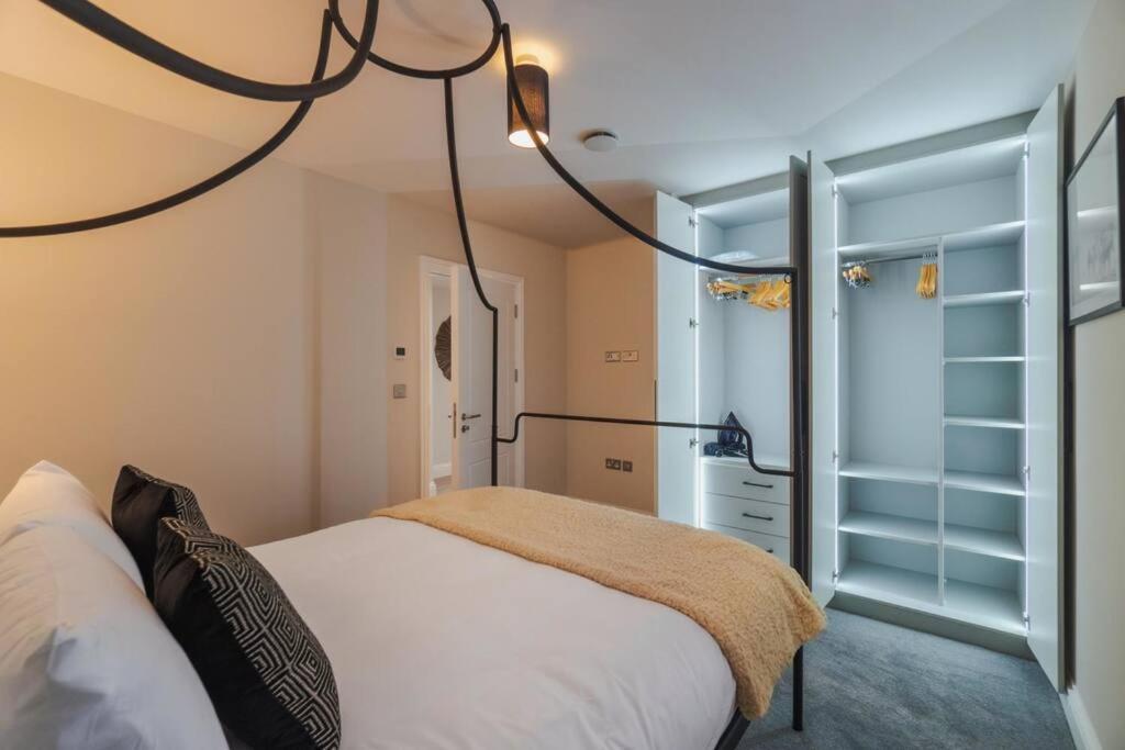 Stylish Getaway W/ Balcony - Free Parking