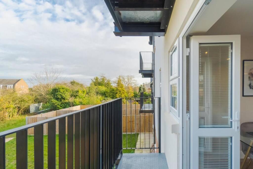 Stylish Getaway W/ Balcony - Free Parking Apartment *