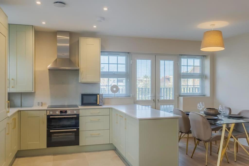Apartment Stylish Getaway W/ Balcony - Free Parking