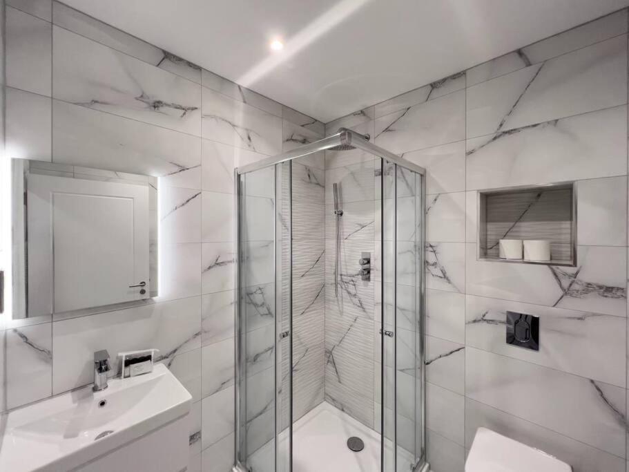 Stylish Getaway W/ Balcony - Free Parking Apartment