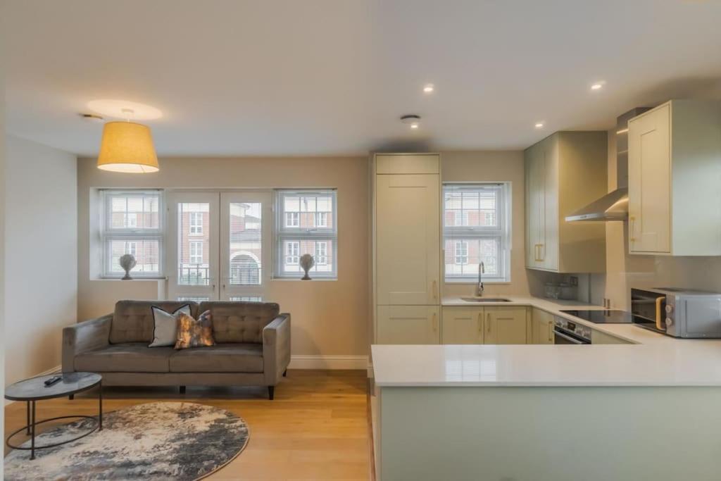 Stylish Getaway W/ Balcony - Free Parking *