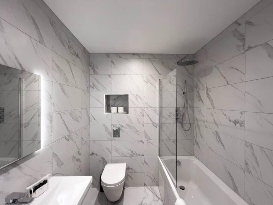 Stylish Getaway W/ Balcony - Free Parking Windsor