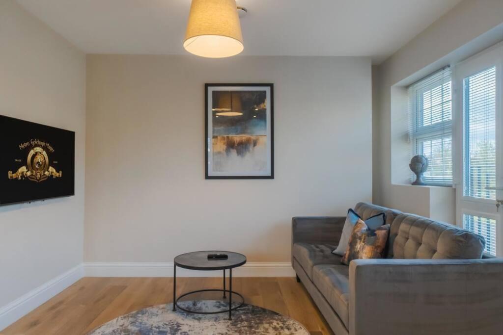 Stylish Getaway W/ Balcony - Free Parking Apartment