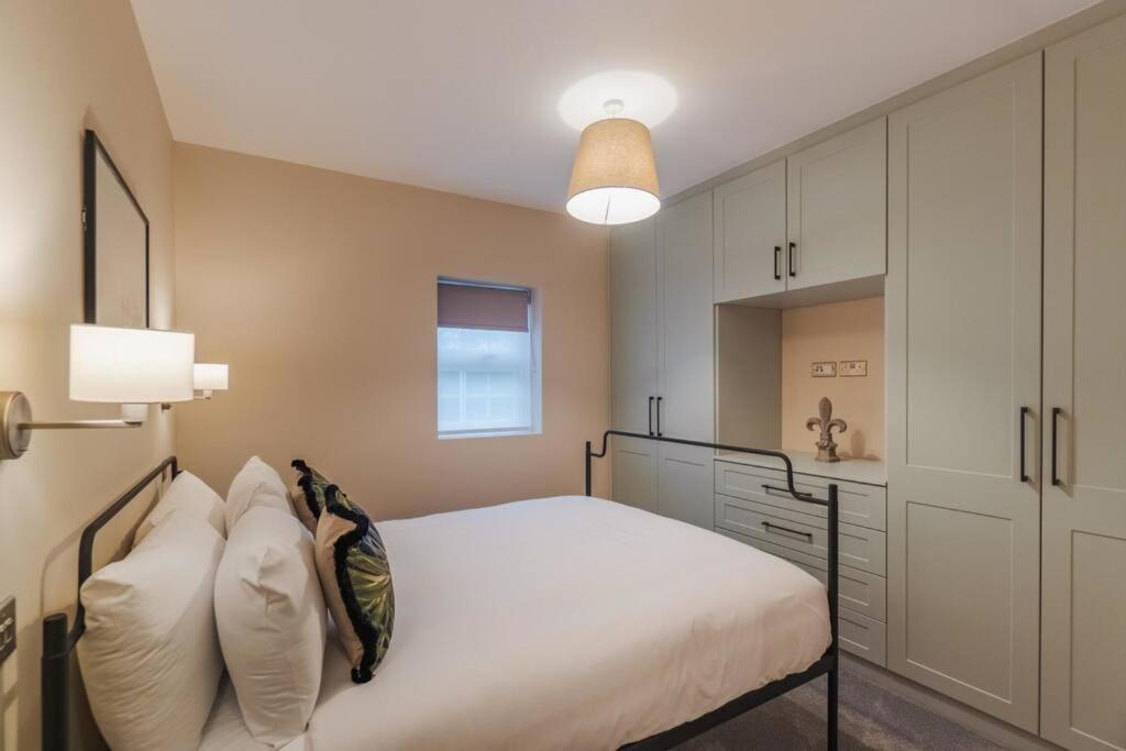 Cozy 2 Bed Retreat - Allocated Parking * Windsor