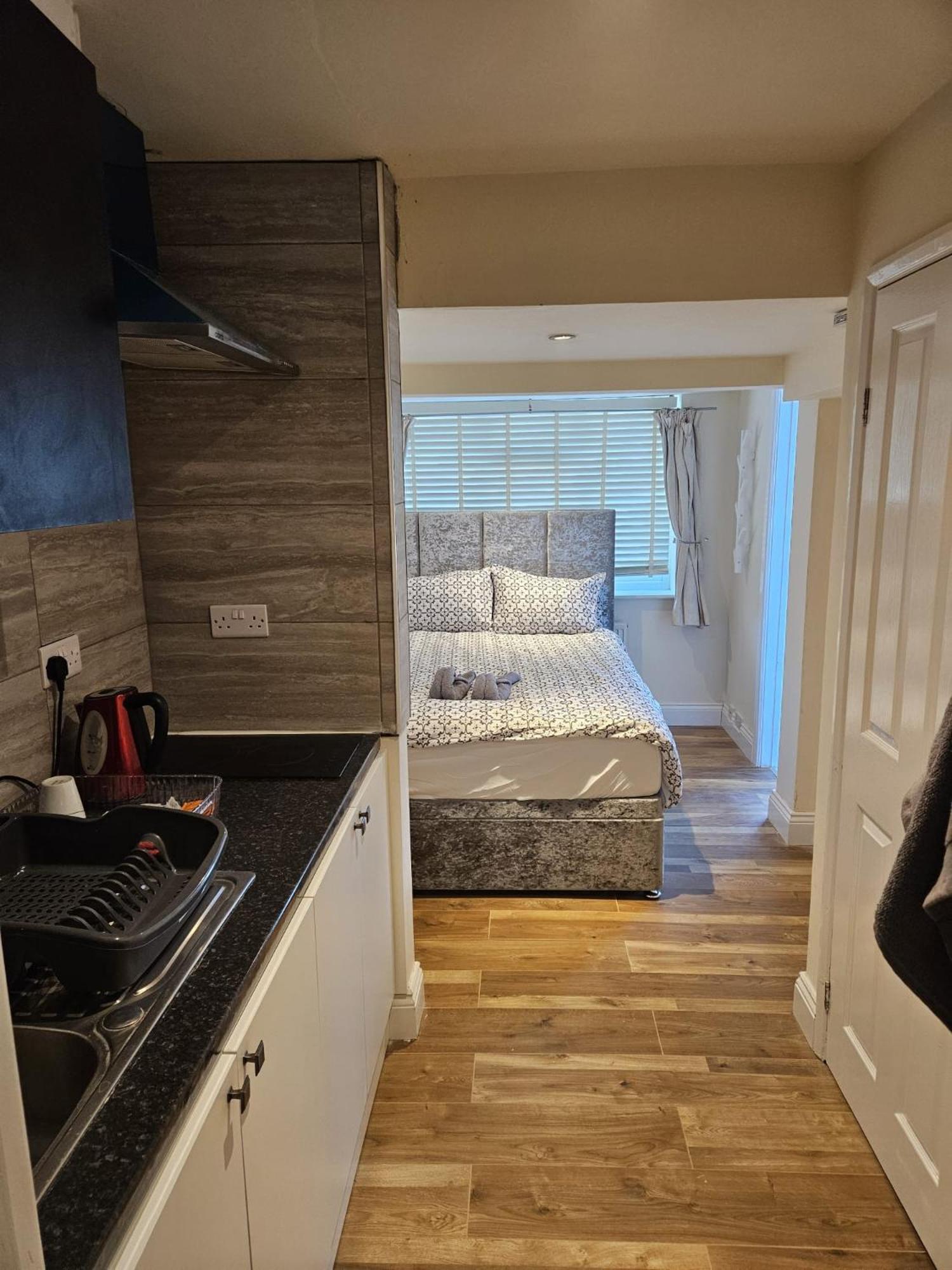 Apartment Entire En-suite In With Free Parking Windsor