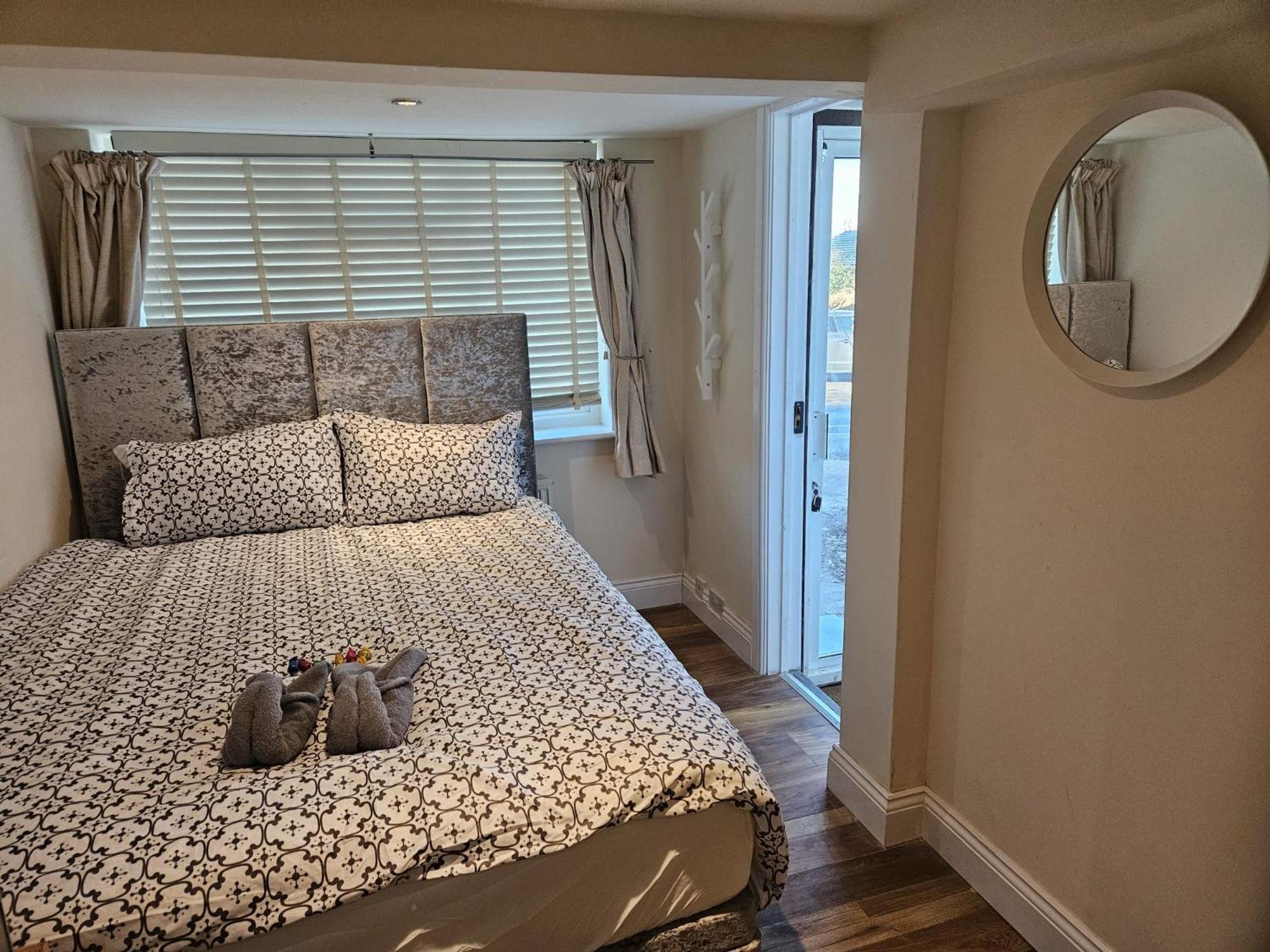 Apartment Entire En-suite In With Free Parking *