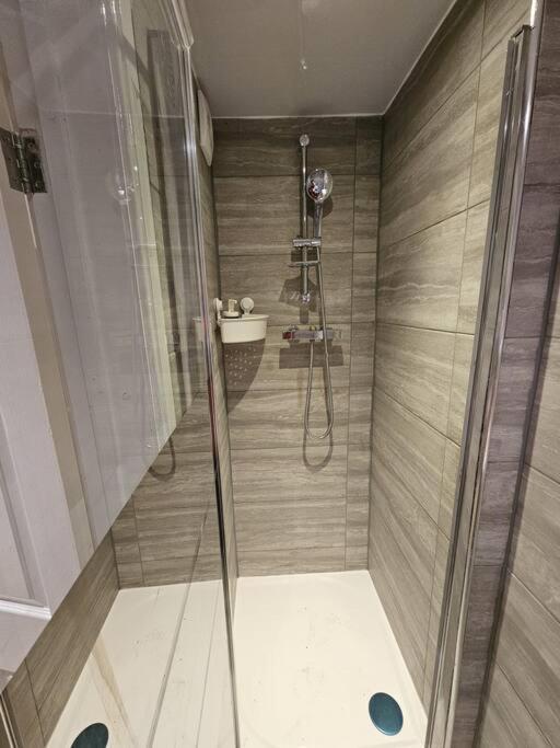 Entire En-suite In With Free Parking Apartment