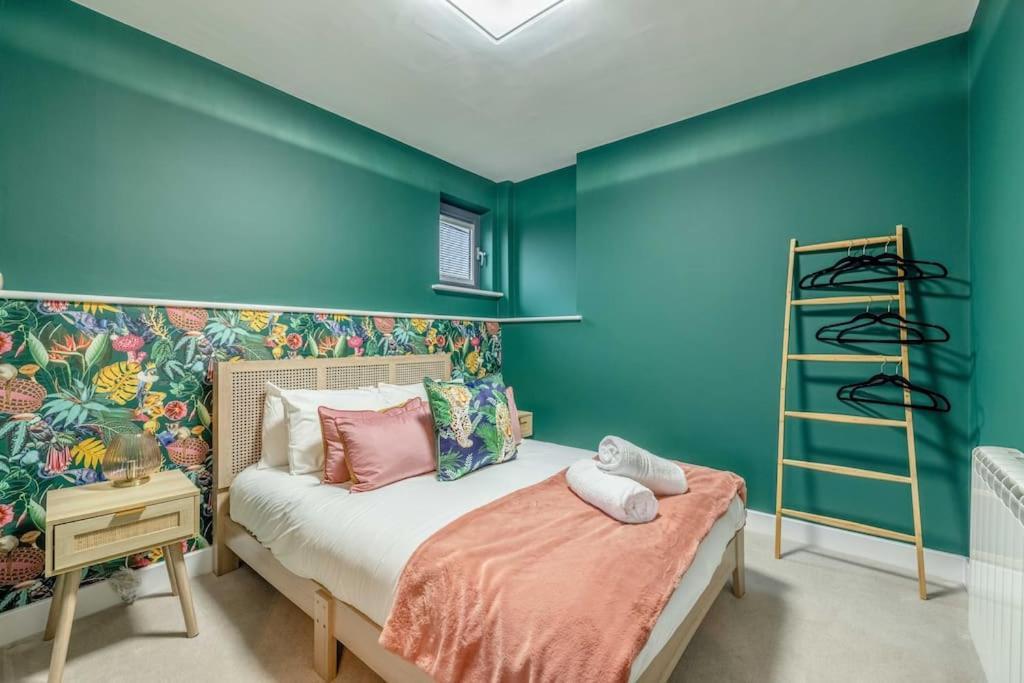 Charming 1br Near Castle Apartment *