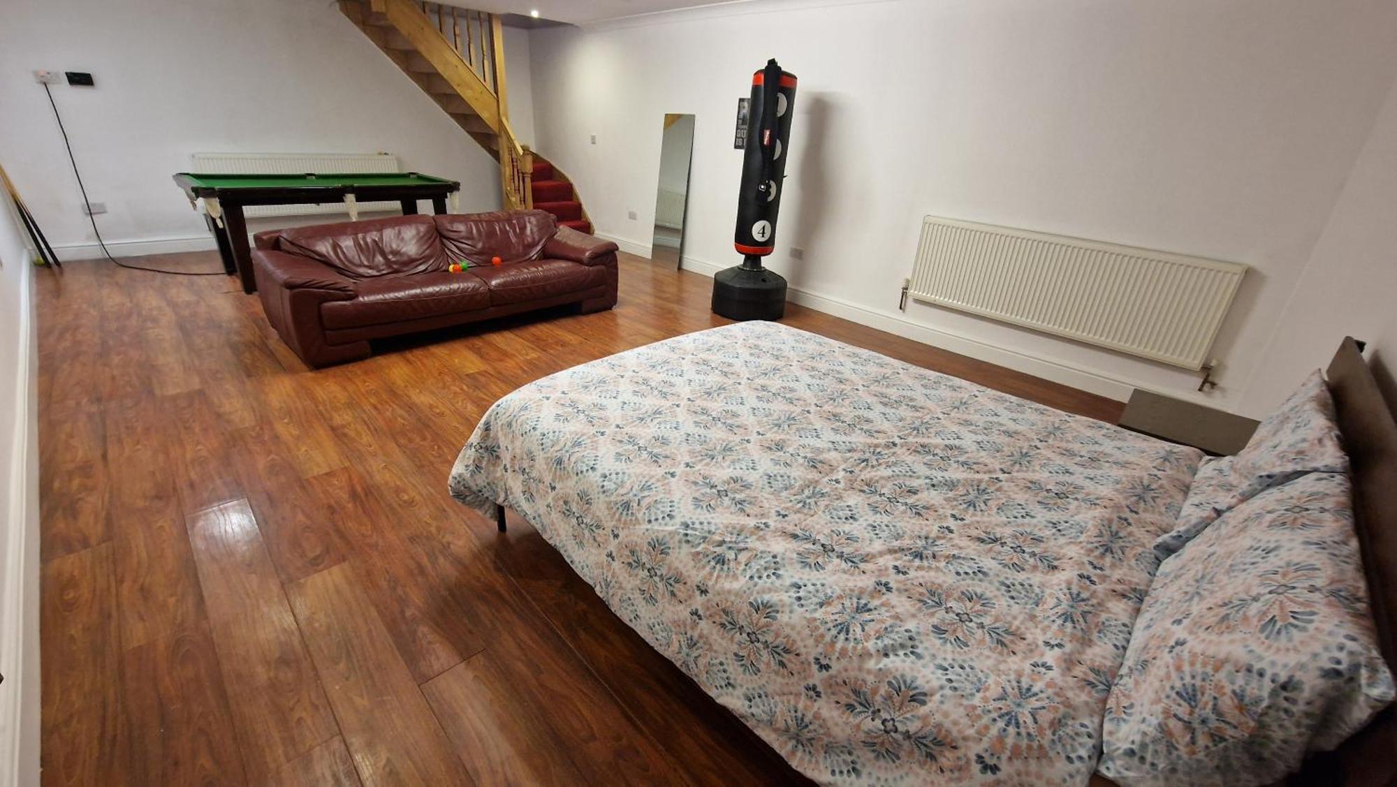 Chalet Large Annexe With Games Pool Table Ping Pong Air Hockey Movie Projector Windsor