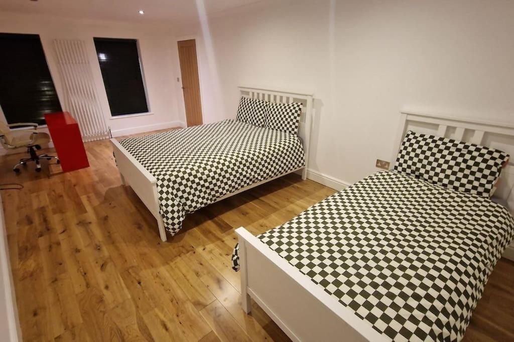 Large Annexe With Games Pool Table Ping Pong Air Hockey Movie Projector Windsor