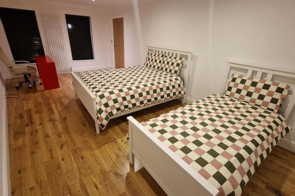Chalet Large Annexe With Games Pool Table Ping Pong Air Hockey Movie Projector *