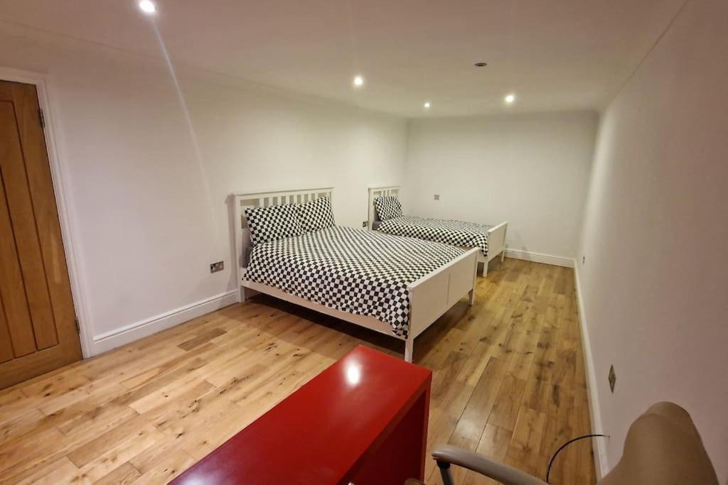 Large Annexe With Games Pool Table Ping Pong Air Hockey Movie Projector Chalet Windsor