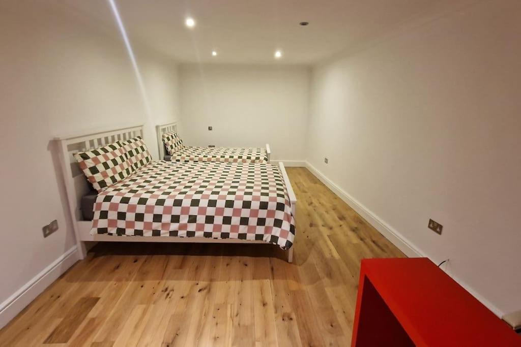 Chalet Large Annexe With Games Pool Table Ping Pong Air Hockey Movie Projector Windsor