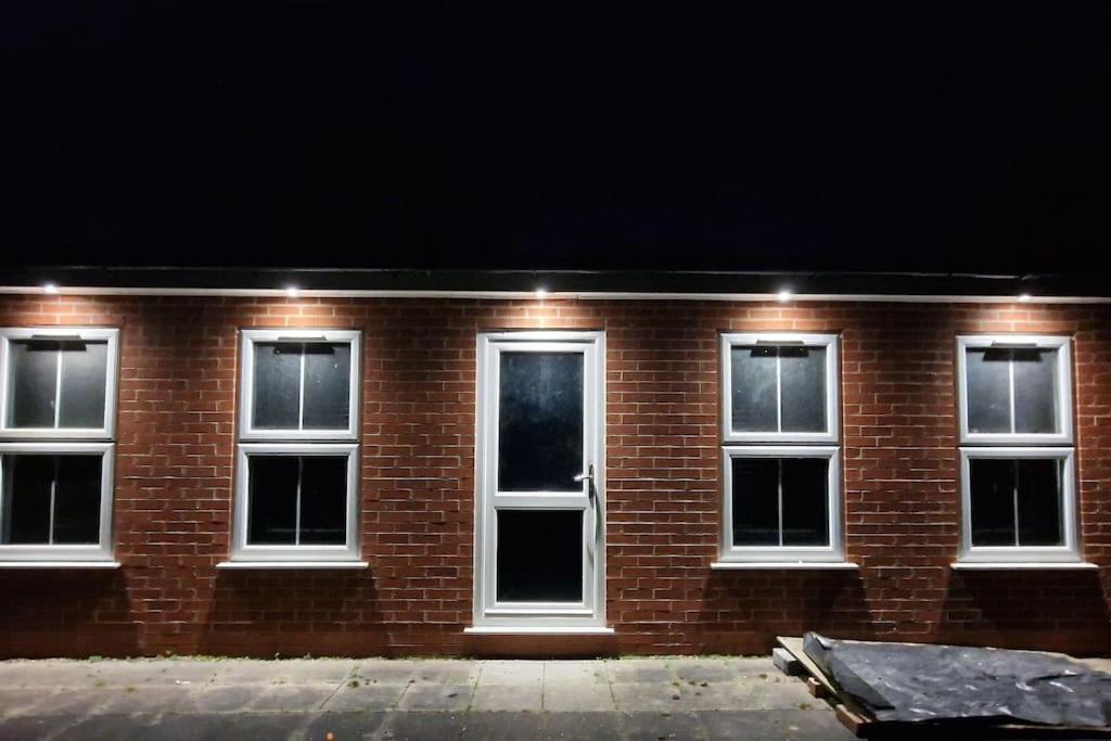 Large Annexe With Games Pool Table Ping Pong Air Hockey Movie Projector Chalet *