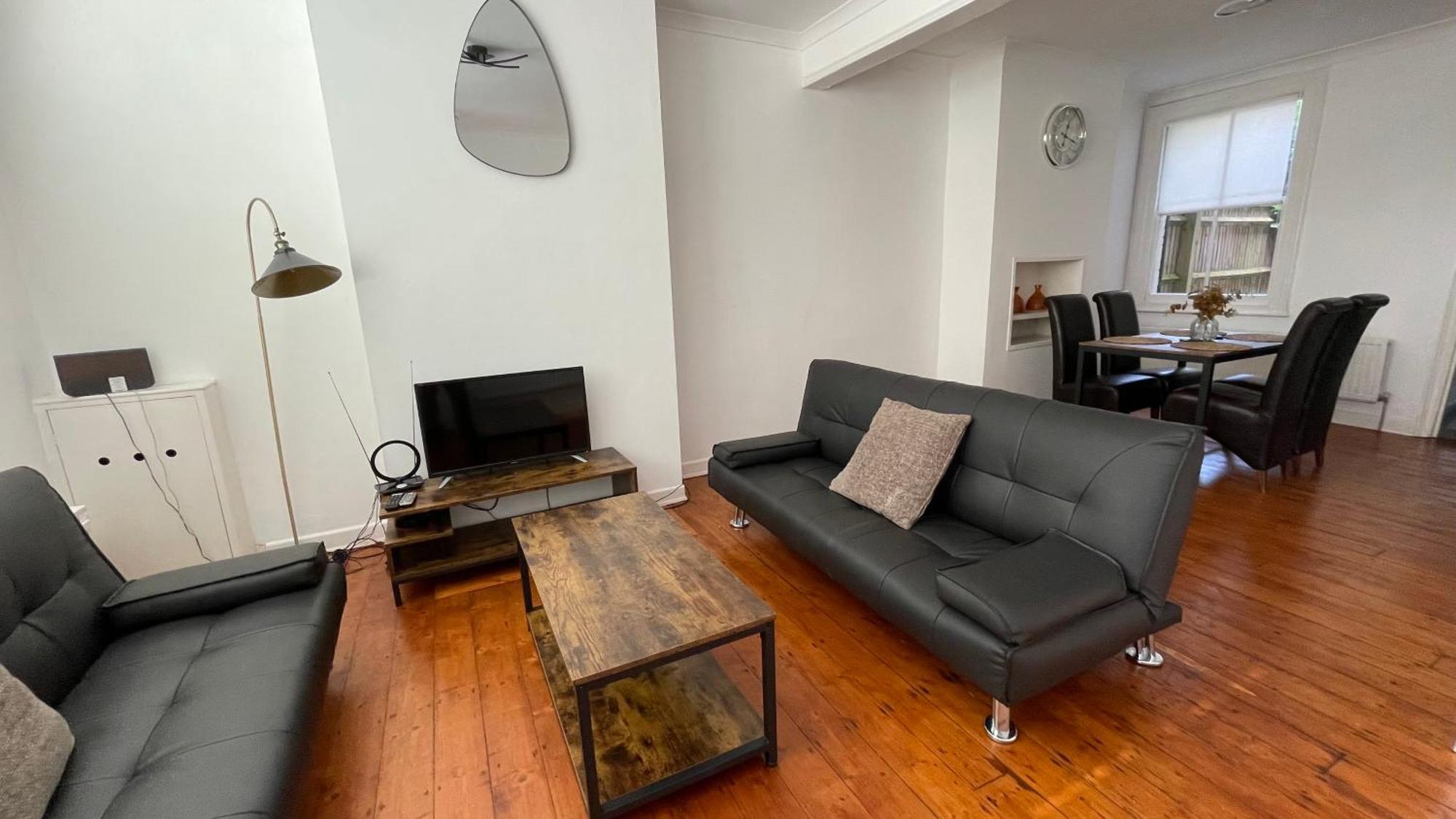 A Lovely Three Bedroom House In * Windsor