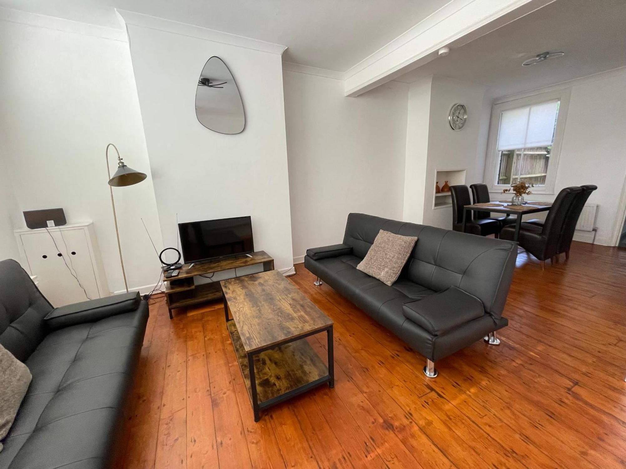 A Lovely Three Bedroom House In * Windsor