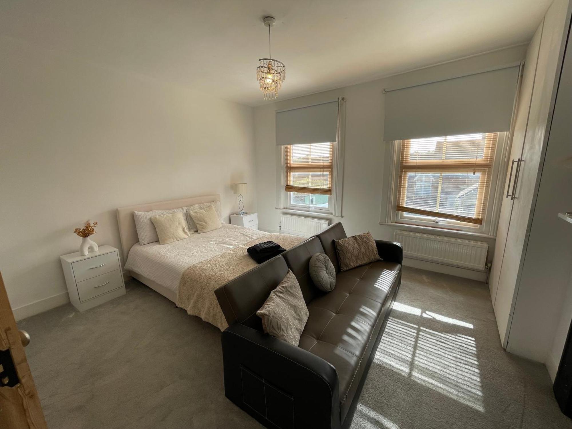 A Lovely Three Bedroom House In * Windsor