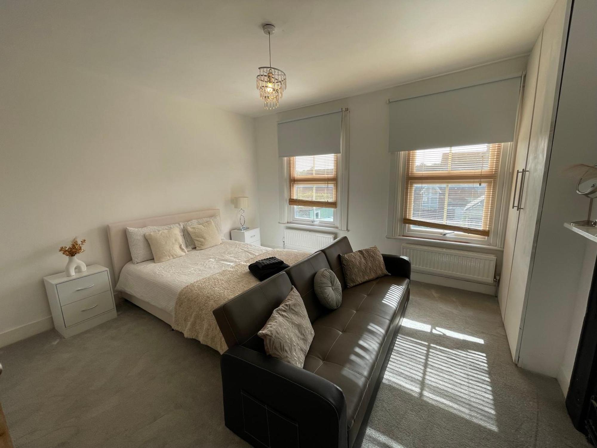 A Lovely Three Bedroom House In * Windsor