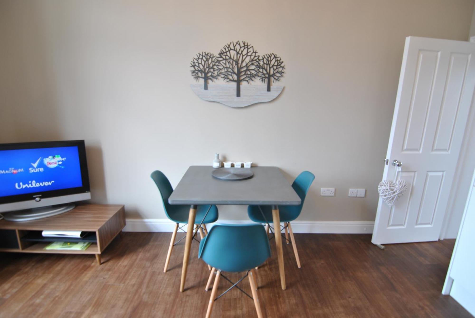 Lord Raglan House 2br With Parking