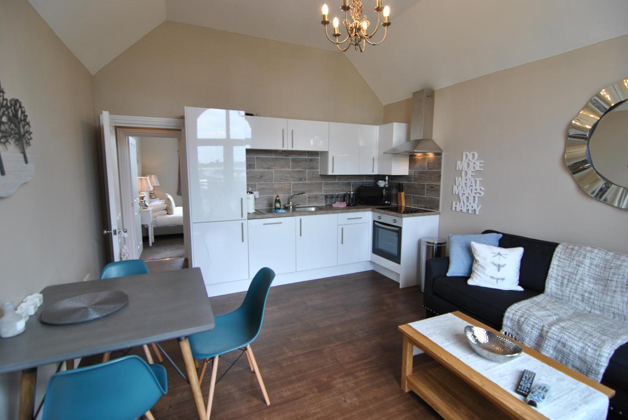 Lord Raglan House 2br With Parking *