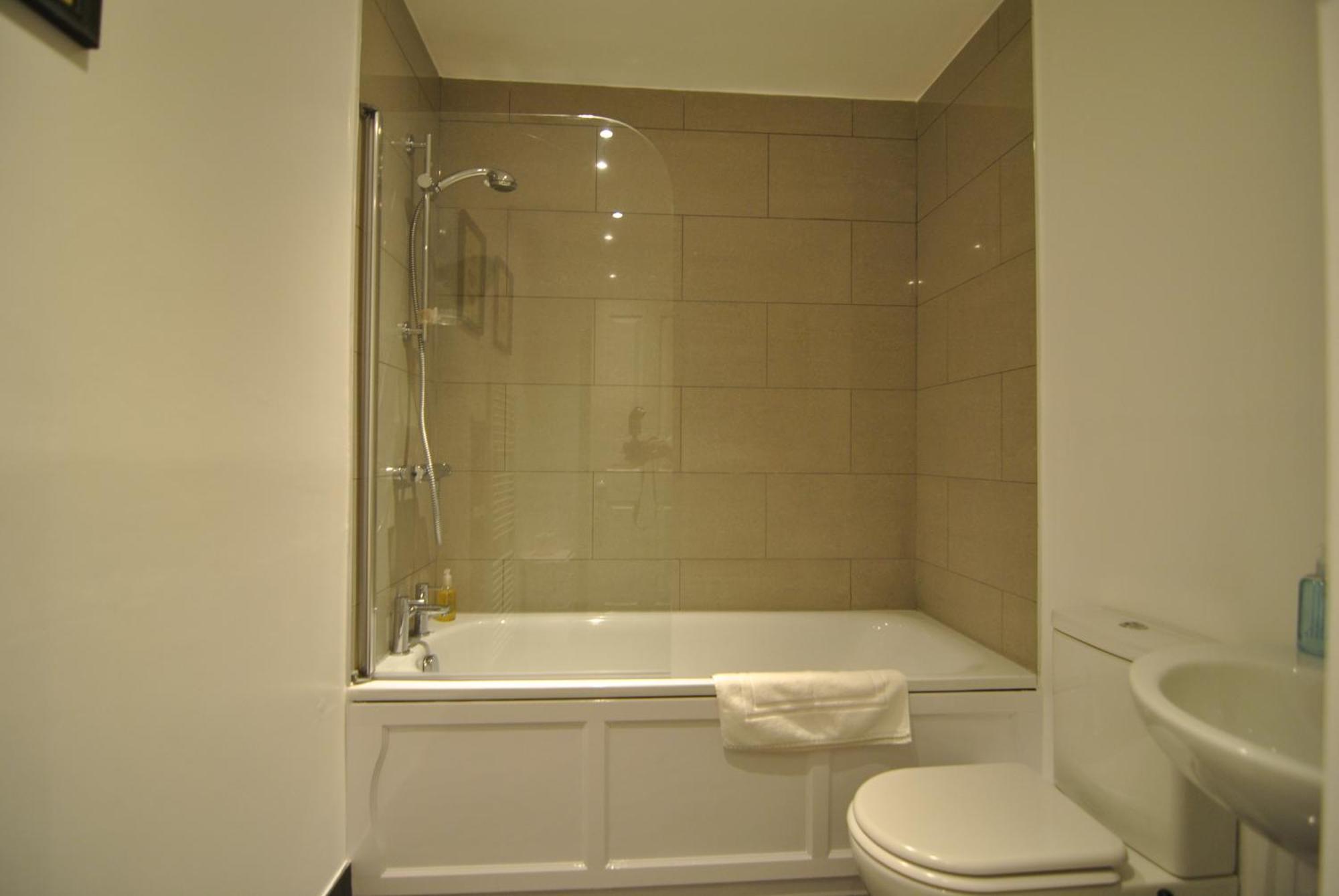 Lord Raglan House 2br With Parking Windsor
