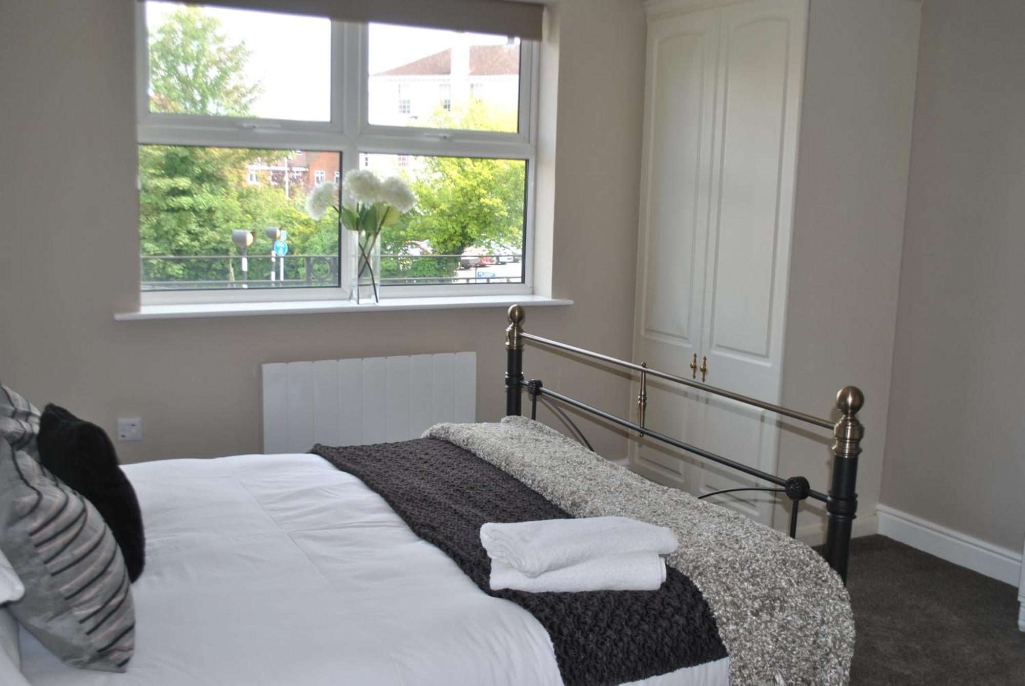 Lord Raglan House 2br With Parking *